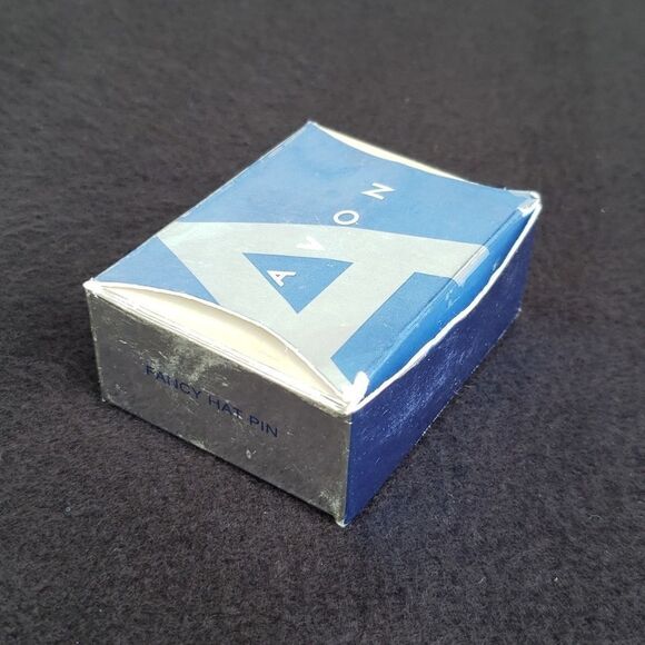 Vintage 2004 Avon Red Hat Society Fancy Hat Pin in Original Box - Picture 4 of 8